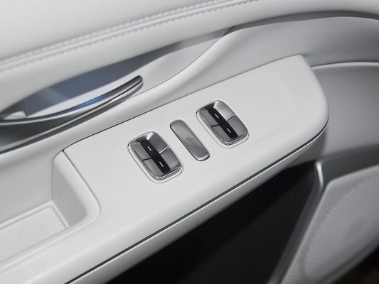 2025 Xpeng G9 Πλήρως ηλεκτρικό SUV 93,1kWh Βαθμό μπαταρίας 423kW Μέγιστη ισχύς κινητήρα 680km Μακροχρόνια και γρήγορη φόρτιση με ηλιακή στέγη